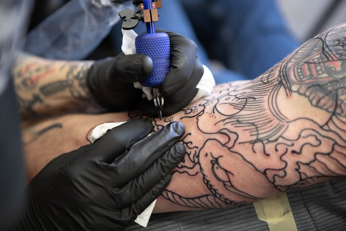 Kontur w stylu japońskim w trakcie tatuowania, zbliżenie